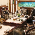 Suasana rapat Gubernur Jawa Timur Khofifah Indar Parawansa bersama Wakil Bupati Sidoarjo Nur Ahmad Syaifuddin dan Forkompinda Sidoarjo di Pendopo Delta Wibawa, Sidoarjo, jelang tengah malam, Sabtu (16/5) jelang tengah malam. foto: ist/ bangsaonline.com