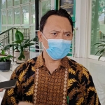 Kabag Umum IAIN Kediri, Budiyanto, M.M., saat memberi keterangan terkait ambrolnya gedung perpustakaan. foto: MUJI HARJITA/ BANGSAONLINE