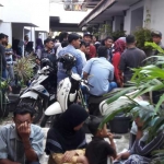 Antrean warga yang berebut perekaman e-KTP di kantor Dispendukcapil Gresik. foto: SYUHUD/ BANGSAONLINE