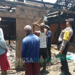 Warga menyelamatkan sisa-sisa bangunan.