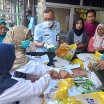 Suasana warga ketika mendatangi pasar murah yang digelar Disperindag Kabupaten Mojokerto.