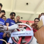 Kapolres Kediri AKBP Roni Faisal saat menunjukkan mesin pembuat pil dobel L.