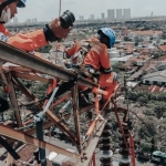 Tim PDKB saat melakukan pemeliharaan jaringan.