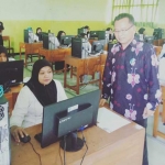 Plt Kepala BP2KD Pacitan, Sakundoko, saat melakukan pemantauan tes calon P3K di SMKN 1 Pacitan. 