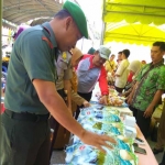 Dandim, Kapolres dan Kepala Dinas Koperasi dan Usaha Mikro saat meninjau stan.