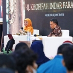 
Gubernur Khofifah Indar Parawansa saat menyampaikan gagasannya tentang menjaga kebhinakaan di Indonesia. 