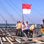 Pengibaran Sang Saka Merah Putih di tengah laut perairan Pasuruan diikuti para nelayan lokal.