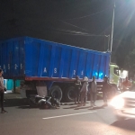 Kondisi motor korban dan truk di lokasi kejadian usai kecelakaan