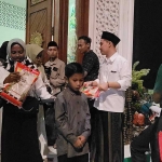 Muhammad Al-Barra (Gus Barra) saat membagikan beras di Masjid Kampus KH Abdul Chalim yang terletak di antara bangunan-bangunan besar di lingkungan kampus UAC di Pacet Mojokerto, Jawa Timur, Kamis (28/3/2024) malam. Foto: MMA/ BANGSAONLINE