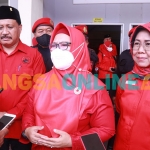 Wakil Bupati Gresik, Aminatun Habibah (tengah), bersama Ketua DPC PDIP Gresik, Mujid Riduan (kiri), dan Siti Muafiyah (bendahara) saat memberi keterangan kepada awak media. Foto: SYUHUD/BANGSAONLINE