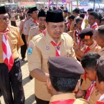 Wabup Pungkasiadi menyalami anak-anak pramuka saat meninjau langsung-perkemahan.