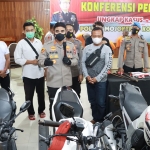 Kapolres Mojokerto Kota, AKBP Rofiq Ripto Himawan saat merilis para tersangka beserta barang bukti. Dalam kesempatan itu, kapolres juga langsung menyerahkan barang bukti motor kepada para korbannya.