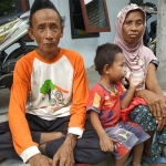 Padla bersama istri dan anaknya yang masih kecil.