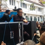 Wali Kota Malang Sutiaji didampingi Wakilnya Sofyan Edi, saat membacakan ulang tuntutan dari mahsiswa yang demo di depan Balai Kota, Selasa (25/09). foto: IWAN/ BANGSAONLINE