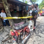 Petugas saat mengevakuasi korban meninggal dunia mendadak di Jombang.