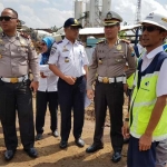 Jajaran petugas Jalan Raya Jatim saat survei kesiapan tol.