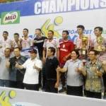 SELAMAT: Ketua KONI Sidoarjo M Franki Effendi (bertopi) dan Ketua PBVSI Sidoarjo Sigit Setyawan (tiga dari kanan) pose bersama dengan juara pertama Indomaret-Milo Volleyball Tournament, SMK Antartika 2 Sidoarjo, Jumat (2/9). foto: MUSTAIN/BANGSAONLINE