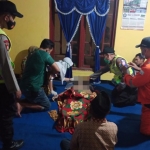 Pemeriksaan mayat oleh tenaga medis dan Polsek Ngadiluwih. foto: ist.