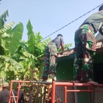 Satgas TMMD ke-126 Sidoarjo dan warga bergotong royong menbangun rumah warga, Sabtu (11/10/2025). Foto: Ist.