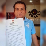 Tim Pemenangan Prabowo-Sandi menunjukkan surat klarifikasi yang disampaikan KPU Pasuruan.