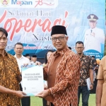 Wakil Wali Kota Kediri, Gus Qowim saat menyerahkan secara langsung badan hukum Koperasi Kelurahan Merah Putih. Foto: Ist