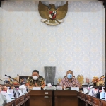 Plt. Wali Kota Whisnu Sakti Buana bersama Sekda Hendro Gunawan saat menggelar rapat di Ruang Sidang Wali Kota Surabaya, Jumat (29/1/2021) siang. (foto: ist)