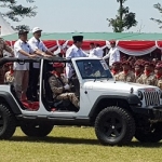 Gus Ipul saat mendampingi Prabowo inspeksi pasukan satgas Gerindra.