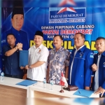 Ketua Gerindra Gresik Aslucul Alif diterima Ketua PD Gresik Eddy Santoso saat mengambil formulir pendaftaran bacabup dan bacawabup. foto: SYUHUD/ BANGSAONLINE