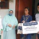 Ketua PWNU Jawa Timur, KH Marzuqi Mustamar bersama NU Care-Lembaga Amil Zakat, Infaq dan Shadaqah (LAZISNU) Jawa Timur membagikan ratusan paket sembako dari Sobat Ambyar di Malang, Jawa Timur. foto: istimewa