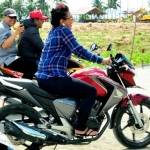 Menteri Susi selalu nyleneh dan nyentrik. Tampak ia naik motor megapro, kendaraan yang biasa dipakai orang laki. Foto: tempo.co.id
