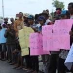Massa pengunjuk rasa menagih janji bupati untuk membangun Blitar selatan. foto: TRI SUSANTO/ BANGSAONLINE