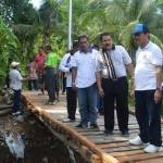 Wabup Moh. Qosim saat meninjau longsor. foto: syuhud/ BANGSAONLINE
