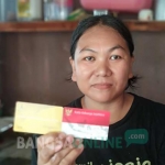 Katidjem menunjukkan KKS yang diterimanya. foto: YUNIARDI S/ BANGSAONLINE