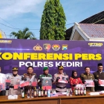 Wakapolres Kediri, Kompol Hary Kurniawan, dan Wakil Bupati Kediri, Dewi Mariya Ulfa, bersama jajaran Forkompinda saat menunjukkan barang bukti miras. (Ist)