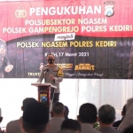 Kapolres Kediri AKBP Lukman Cahyono saat memberi sambutan Peresmian Kantor Polsek Ngasem yang terletak di area SLG. (foto: ist)