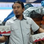 Petugas Bea Cukai Madura saat menunjukkan rokok ilegal yang hasil selundupan melalui ekspedisi JNT Cargo. 