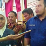 Gubernur Jatim Khofifah dan Ketua KPU Jatim Choirul Anam saat memberikan keterangan kepada awak media usai pemantauan kesiapan pemilu di Blitar.