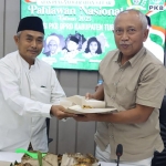 Ketua DPC PKB Tuban, Moh. Miyadi (kanan), bersama Ketua Fraksi PKB DPRD Tuban, Mukson, saat memotong tumpeng.