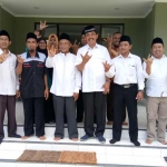 Gus Syaf foto bersama KH. Mustain dan para pengurus pondok pesantren Darul Ulum Kepuhdoko. foto: BANGSAONLINE