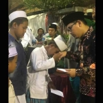 Muhammad Habibur Rochman, SE (Gus Habib) saat memberikan santunan kepada anak yatim dan kaum dhuafa di Bumiharjo Wonokromo Surabaya Jumat malam (10/8/2018). foto: bangsaonline.com