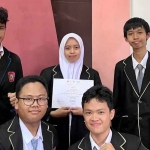 Para siswa SMKN 8 Malang saat menunjukkan prestasi yang diraih dalam JISF atau Jakarta International Science Fair tahun ini.