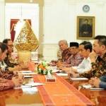 KH A Hasyim Muzadi rapat dengan Presiden Jokowi pada jam 10.00 s/d 12.00 WIB di Istana Merdeka membahas tentang Freeport, MKD, dan penguatan KPK, Kamis (10/12). Tampak Kiai Hasyim Muzadi duduk di sebelah kanan persis Presiden Jokowi. foto: BANGSAONLINE