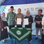 Kepala BPJS Kesehatan Bojonegoro bersama pihak Klinik Pratama Muhammadiyah Panyuran saat melakukan penandatanganan kerja sama.