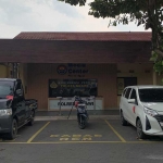 Barang bukti dua mobil yang digelapkan tersangka diamankan di Mapolres Ngawi.