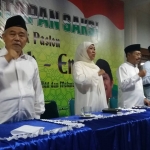 Dari kiri ke kanan. Dr KH Asep Saifuddin Chalim, Khofifah Indar Parawansa, KH Roziqi dan Gus Hans saat menyanyikan Yahlal Wathon dalam acara pemantapan saksi pemenangan Khofifah-Emil di Aula Keluarga Kiai Asep Saifuddin Chalim Pacet Mojokerto, Jumat-Sabtu (18-19/5/2018). Foto: bangsaonline.com