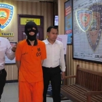 DN (24) pelaku pencabulan saat digelandang anggota Polres Magetan. Foto: Ist.