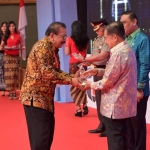 Wakil Presiden RI Jusuf Kalla menyerahkan  penghargaan TOP 40 Inovasi Pelayanan Publik  Jatim kepada Gubernur Jatim Pakde Karwo di gedung JCC Jakarta. foto: ist