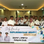 Kepala DPMPTSP Gresik, Agung Endro Dwi Setyo Utomo, dan Kepala DCKPKP Gresik, Ida Lailatussa