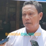 Kepala OJK Kediri, Bambang Supriyanto, saat memberi keterangan kepada awak media. Foto: MUJI HARJITA/BANGSAONLINE