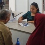 Salah satu petugas di RS Reksa Waluya saat memberikan informasi kepada peserta JKN. (Ist)